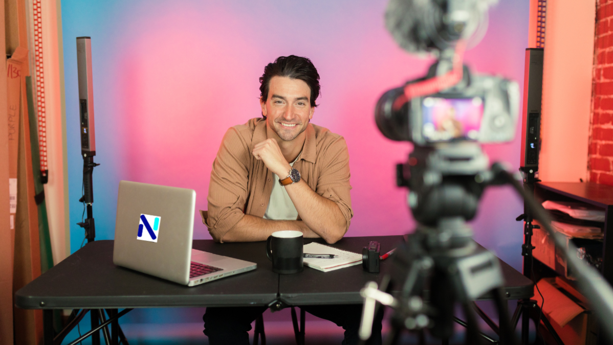 Marketing de influencers para negocios pequeños: creador de contenido grabando un vídeo en un estudio